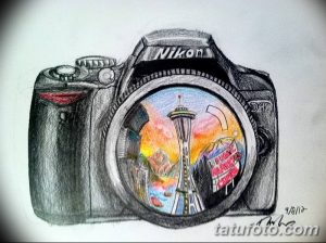 Цветной эскиз татуировки фотоаппарата Nikon с изображением городского пейзажа в объективе. Детализированный рисунок, яркие цвета.