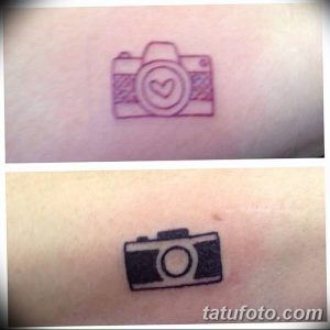 Фото тату: две небольшие татуировки фотоаппаратов, одна с изображением сердца в объективе, другая без, на коже. Символ любви к фотографии.