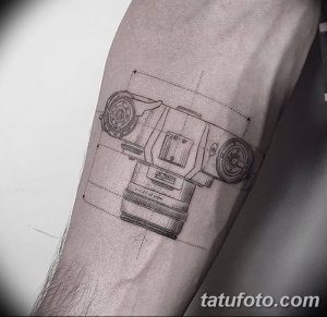 Фото тату: детальный чертеж фотоаппарата, выполненный в технике line work на предплечье. Идеально для инженеров и фотографов.