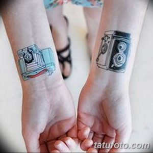 Фотография парных татуировок фотоаппаратов на запястьях двух людей. Разные стили и цветовые решения.