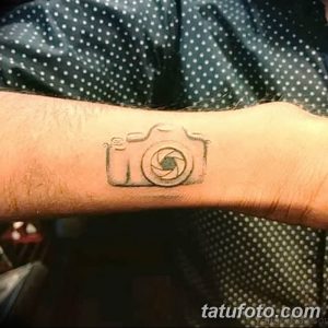 Фото тату: минималистичный контурный рисунок фотоаппарата на запястье. Идеально для первого тату или любителей лаконичного дизайна.