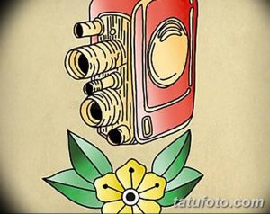 Фото тату старинной камеры в стиле олдскул с цветком. Яркий рисунок татуировки с четкими контурами и насыщенными цветами.