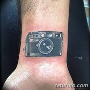 Фото тату небольшого фотоаппарата на запястье. Простой и лаконичный рисунок татуировки.