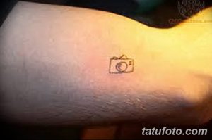 Минималистичное фото тату контурного фотоаппарата на руке. Простой и лаконичный эскиз татуировки.