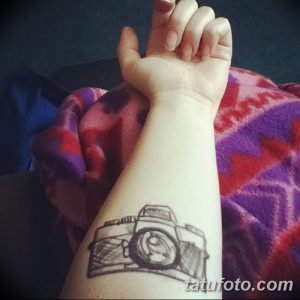 Черно-белый эскиз татуировки фотоаппарата на запястье. Простой и стильный рисунок тату для начинающих.