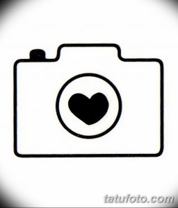 Простая татуировка в виде контура фотоаппарата с сердцем вместо объектива. Минималистичный рисунок тату для романтиков.