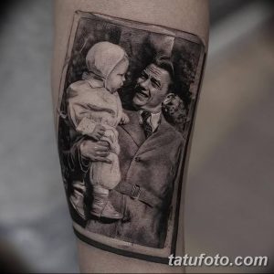 Фото тату с изображением отца и ребенка в старой рамке. Черно-серый рисунок в стиле реализм с элементами ретро.
