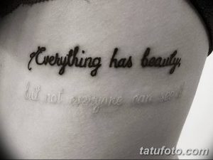 Фото тату на руке: надпись "Everything has beauty, but not everyone can see it". Красивая каллиграфия, вдохновляющий девиз.