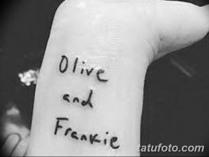 Фото тату на руке: минималистичный дизайн, надпись 'Olive and Frankie' простым шрифтом, черно-белая татуировка.