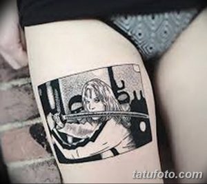 Фото тату, выполненного в стиле комиксов. Изображение девушки с оружием, заключенное в рамку комиксного кадра.