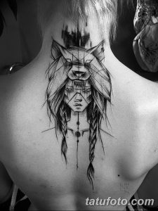 Фото тату: татуировка на спине, изображающая лицо девушки, объединенное с волком. Черно-белый эскиз татуировки.