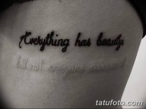 Фотография татуировки с надписью 'Everything has beauty, but not everyone can see it' на коже. Черная татуировка с красивым шрифтом.