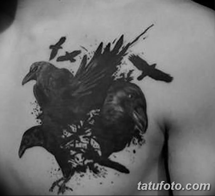 The ravens are the unique. Татуировка ворона. Тату с воронами на груди. Тату ворон на груди. Демонический ворон тату.