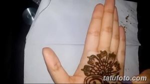 Фото тату мехенди на ладони, украшенном простым, но элегантным узором коричневой хной. Идеально для начинающих.