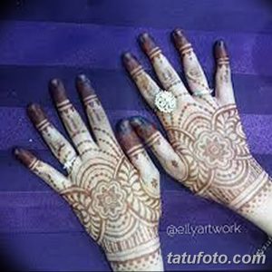 Фото тату хной на обеих руках, симметричный узор, темные и коричневые оттенки, восточный стиль, традиционное украшение.