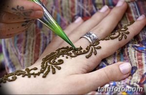 Фото тату хной на руке, детальный узор с растительными элементами, коричневые тона, процесс нанесения, мастер тату, идеи для тату.