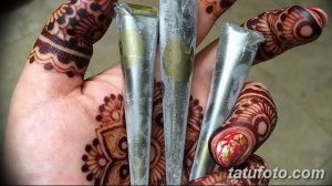 Фото тату хной на руке, с коричневыми узорами, золотыми акцентами и блестками. Идеально для вдохновения и поиска идей для мехенди.