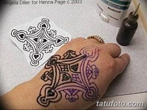 Фото эскиза тату хной на руке, процесс нанесения, чертеж рисунка рядом с готовой работой, коричневые тона.