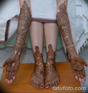 Фото тату хной на руках и ногах, демонстрирующее сложные и детализированные узоры. Идеально для вдохновения перед нанесением татуировки.