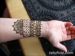 Фото тату мехенди в виде геометрического браслета на запястье. Стильный и современный рисунок для тех, кто ценит минимализм.