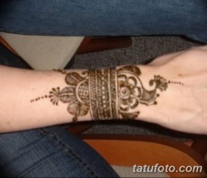 Фото тату хной на запястье, демонстрирующее традиционный восточный узор с геометрическими и растительными элементами. Идеально для тех, кто ценит классику.