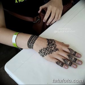 Фото тату хной на руках и стопах: изящные узоры, выполненные в черном цвете, украшают кисти рук, предплечья и верхнюю часть стоп.