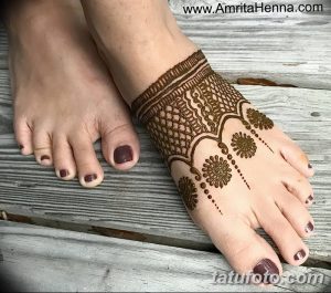 Фото тату хной на ступне и лодыжке, сложный узор с цветочными и геометрическими элементами, выполненный в коричневых тонах.