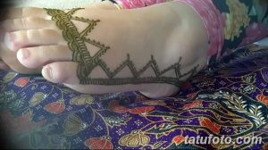 Фото тату хной на стопе: детальный рисунок моста с ажурными узорами, выполненный в коричневых тонах. Идеально для вдохновения и поиска идей для мехенди.