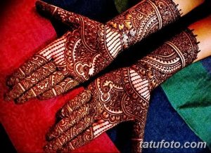 Фото тату хной на обеих руках, с детальными узорами, покрывающими всю поверхность кожи. Идеально для вдохновения и поиска идей для мехенди.