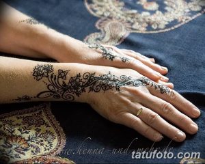 Фото тату хной на предплечьях, демонстрирующее изящные восточные узоры и цветочные мотивы. Идеально для вдохновения и поиска идей для женственного дизайна.