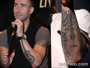 Фотография Адама Левина с татуировкой гитары на предплечье, демонстрирующая его любовь к музыке и детализированную проработку рисунка.