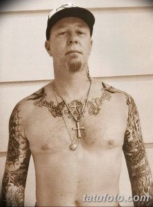 Фотография Джеймса Хетфилда с множеством татуировок на руках, груди и шее. Идеально для поклонников Metallica и любителей тату.