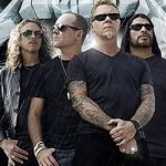 Фотография группы Metallica с Джеймсом Хетфилдом в центре, демонстрирующая его татуировки на руках. Идеально для фанатов музыки и тату.