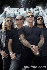 Фотография группы Metallica с Джеймсом Хетфилдом в центре, демонстрирующая его татуировки на руках. Идеально для фанатов музыки и тату.
