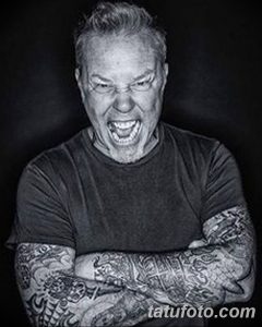 Черно-белая фотография Джеймса Хетфилда из Metallica, скрестившего руки на груди. Видны татуировки на его руках.