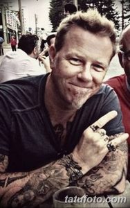 Фотография Джеймса Хетфилда из Metallica, показывающая его повседневный образ. Видны татуировки на руках и пальцах.