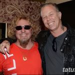 Фотография Джеймса Хетфилда из Metallica и Закка Уайлда, гитариста Black Label Society, обнимающихся и улыбающихся. Видны татуировки на руках обоих музыкантов.