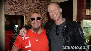 Фотография Джеймса Хетфилда из Metallica и Закка Уайлда, гитариста Black Label Society, обнимающихся и улыбающихся. Видны татуировки на руках обоих музыкантов.