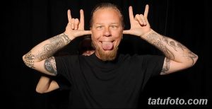 Фотография Джеймса Хетфилда, вокалиста Metallica, с татуировками на руках и выражением лица, полным энергии и драйва.