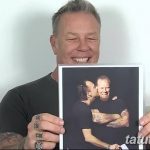 Джеймс Хетфилд держит в руках фотографию, на которой он обнимается с другим человеком, демонстрируя татуировки на руках.