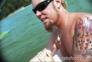 Фотография Джеймса Хетфилда на пляже. Видна яркая татуировка в стиле олдскул на его плече.