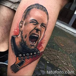 Фотография реалистичной татуировки с изображением Джеймса Хетфилда, играющего на гитаре, на ноге человека. Видны брызги краски и детализированные черты лица.