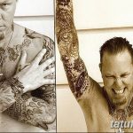 Фотография Джеймса Хетфилда, демонстрирующая его обширные татуировки на руках, груди и плечах. Видны детализированные рисунки и узоры.