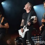 Фотография Джеймса Хетфилда и Кирка Хэммета во время концерта Metallica. Видны татуировки на руках и плечах музыкантов.