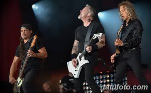 Фотография Джеймса Хетфилда и Кирка Хэммета во время концерта Metallica. Видны татуировки на руках и плечах музыкантов.