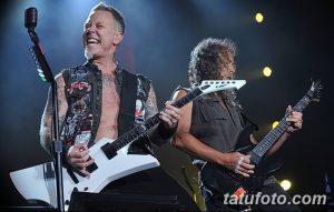 Фотография Джеймса Хетфилда и Ларса Ульриха во время концерта Metallica. Видны татуировки на руках и плечах музыкантов.