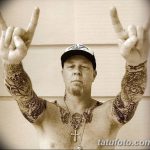 Фотография Джеймса Хетфилда с полностью забитыми татуировками руками. Изображены драконы, кресты, иероглифы и другие символы в черно-белой гамме.