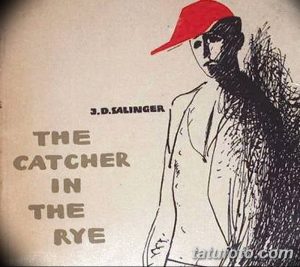 Фото тату с изображением мужчины в красной кепке, как на обложке книги 'The Catcher in the Rye'. Рисунок выполнен в черно-белой гамме.