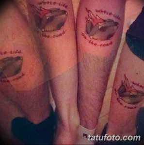 Фото четырех миниатюрных татуировок на лодыжках, изображающих автомобили. Нежный дизайн, символическое значение, оригинальное размещение.