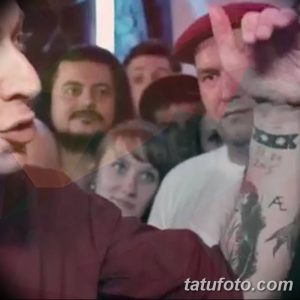 Фото татуировки на руке мужчины, изображающей темный рисунок. Загадочная атмосфера, реалистичный рисунок, передающий эмоции.